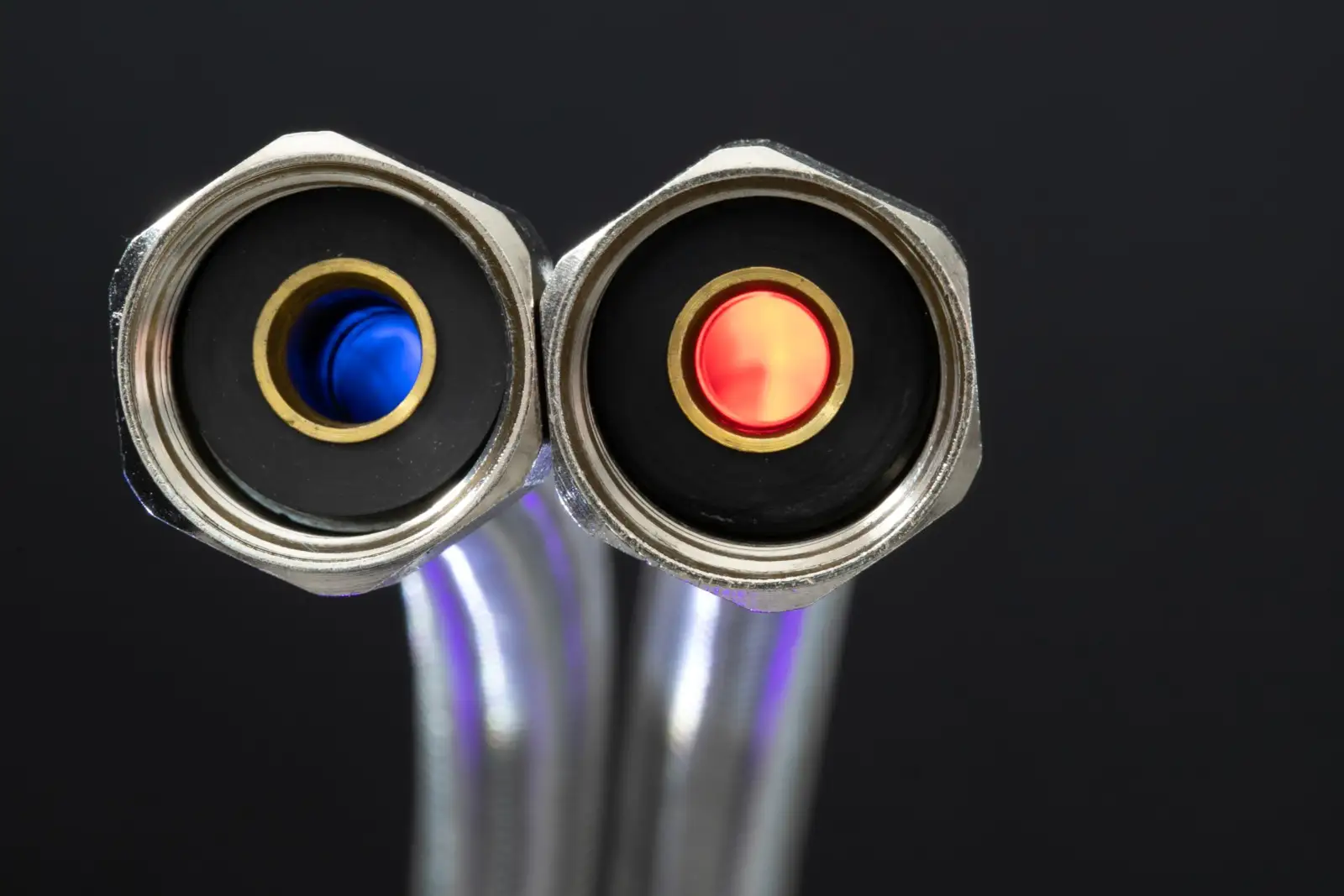 Raccords chromés de flexibles d'alimentation avec leurs repères rouge et bleu, en gros plan