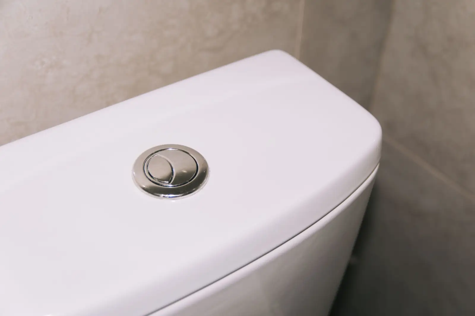 Couvercle de réservoir de WC en céramique blanche avec bouton de chasse chromé à double touche